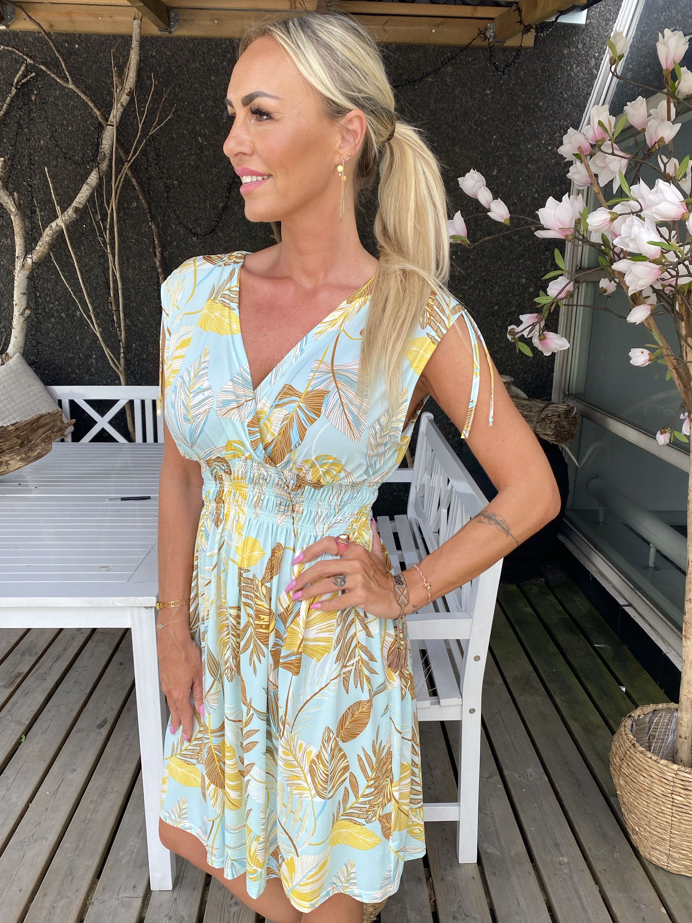 Pams Short - Kort elastisk kjole i krølfrit stof